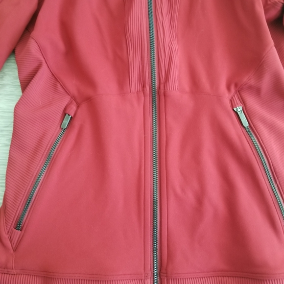 Lululemon - Picture 2 of 3